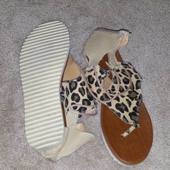 Sandles - Picture 3 of 3